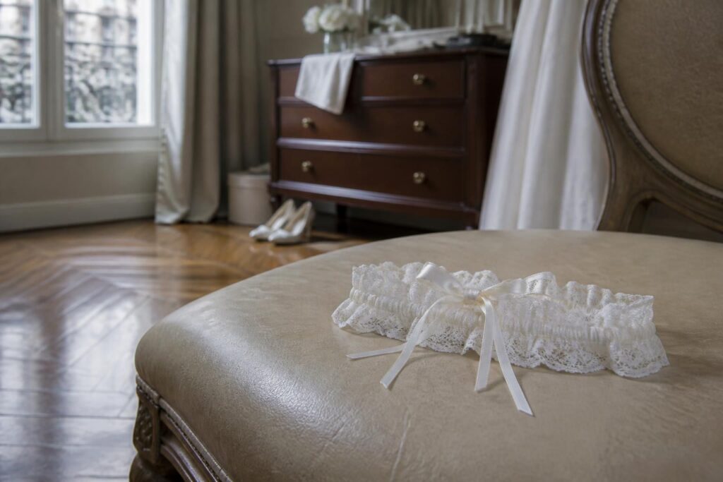 découvrez notre guide complet sur la jarretière de mariée blanche, incluant des conseils d'entretien et des astuces pour bien la porter le jour j.
