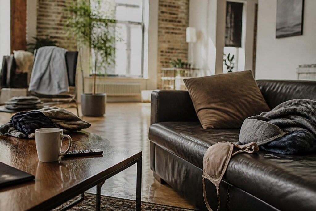 découvrez un témoignage authentique et des conseils pratiques pour vivre votre intimité en toute discrétion dans un appartement partagé, en respectant l'espace des autres.