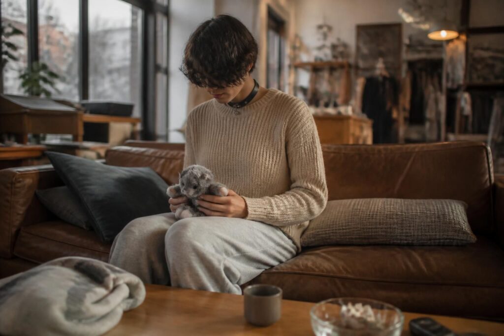 découvrez les raisons psychologiques qui expliquent l'attrait grandissant pour le kitten play et comprenez ce phénomène fascinant en profondeur.